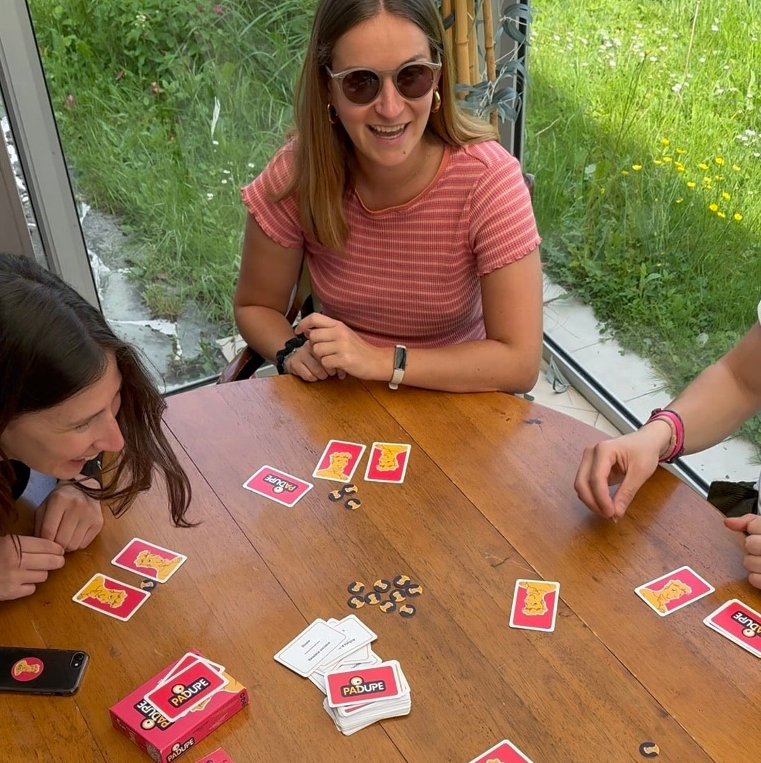Deux joueuses jouent à Padupe